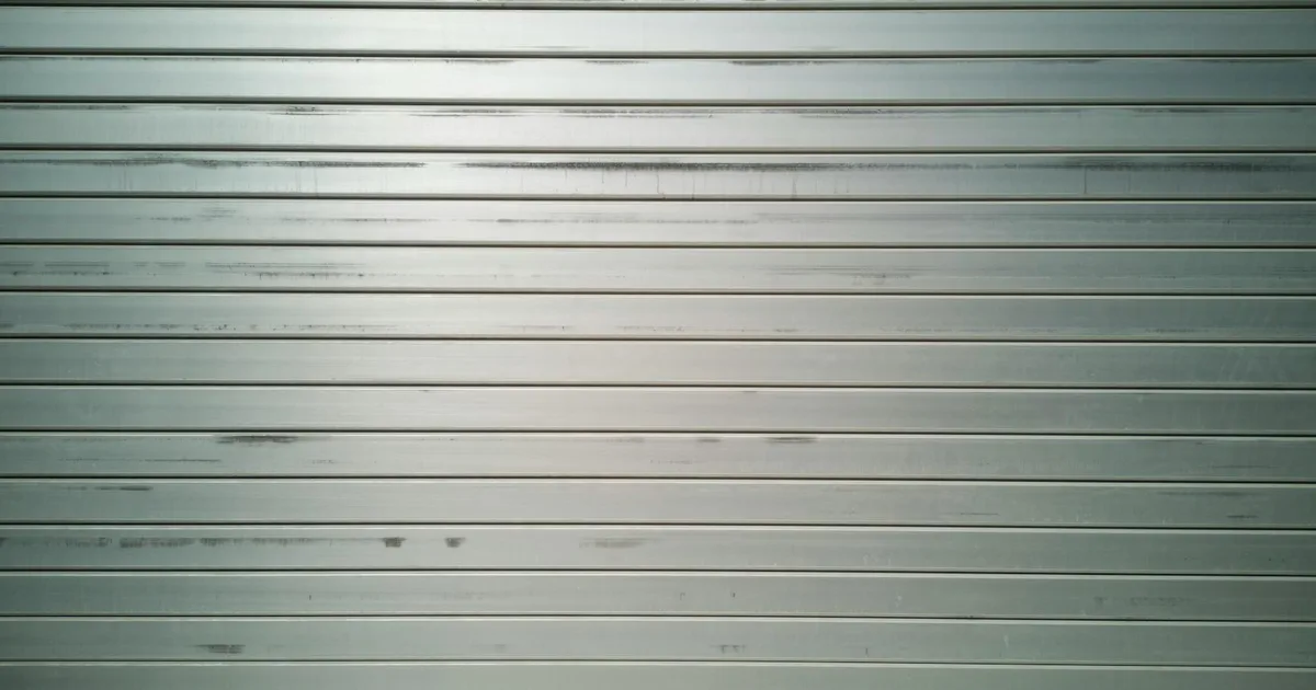 Différence entre rideau métallique et grille de protection à Bordeaux en 2026 : Analyse experte